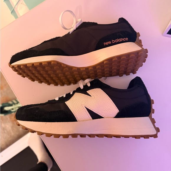 NEW BALANCE 327 Women’s Sneakers - Black/White/Gum - 7.5 - Picture 10 of 12